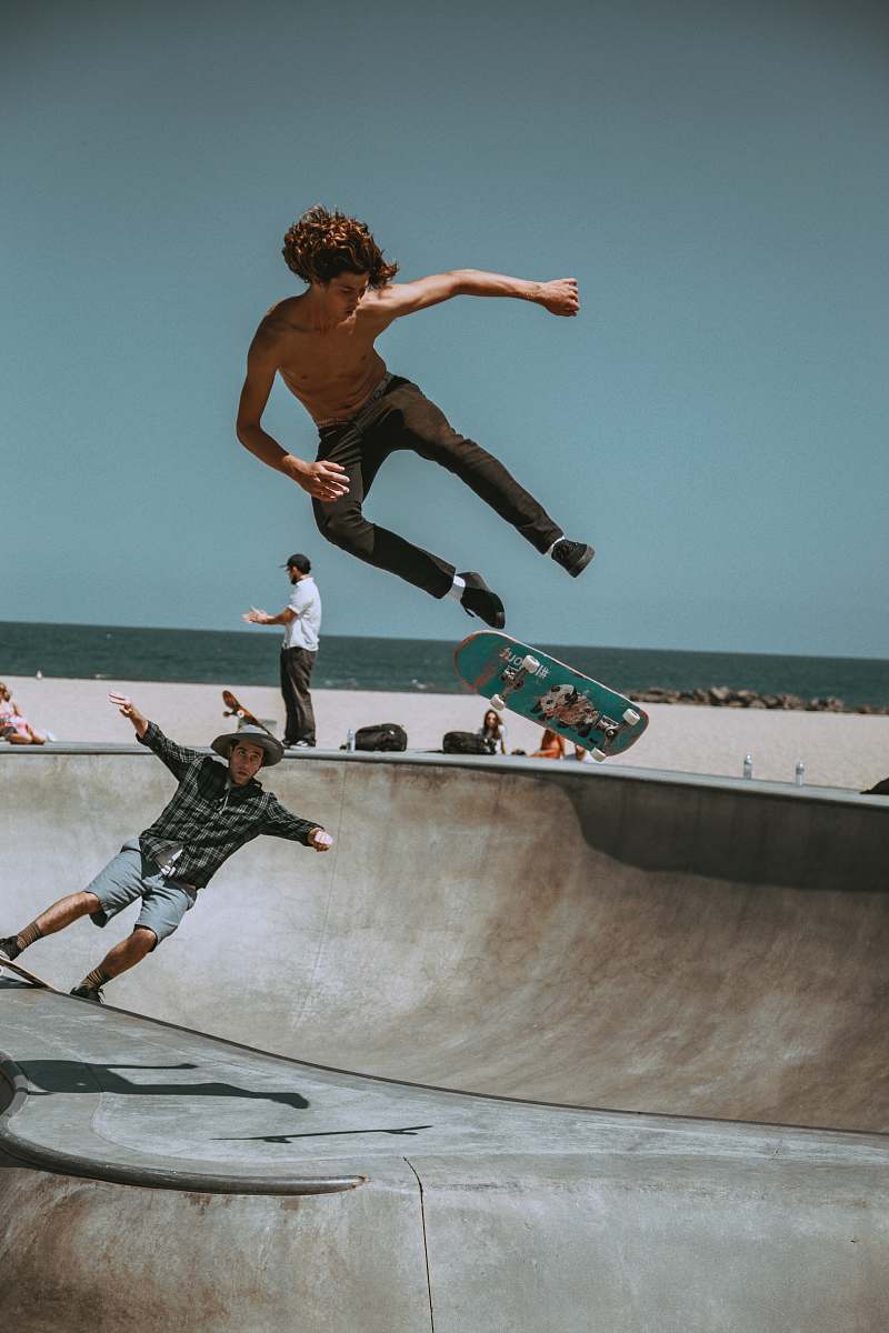 iphone wallpapers two men skateboarding on bowl ramp iphone backgrounds